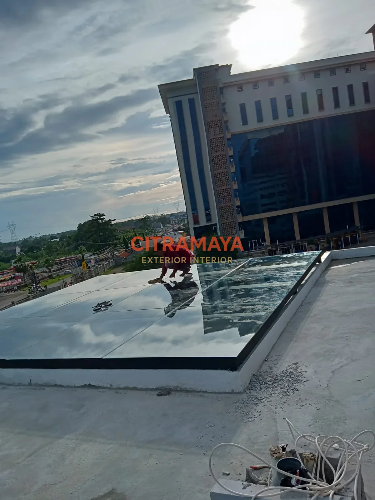 Atap Kaca Modern untuk Pencahayaan Alami & Tampilan Arsitektur Elegan