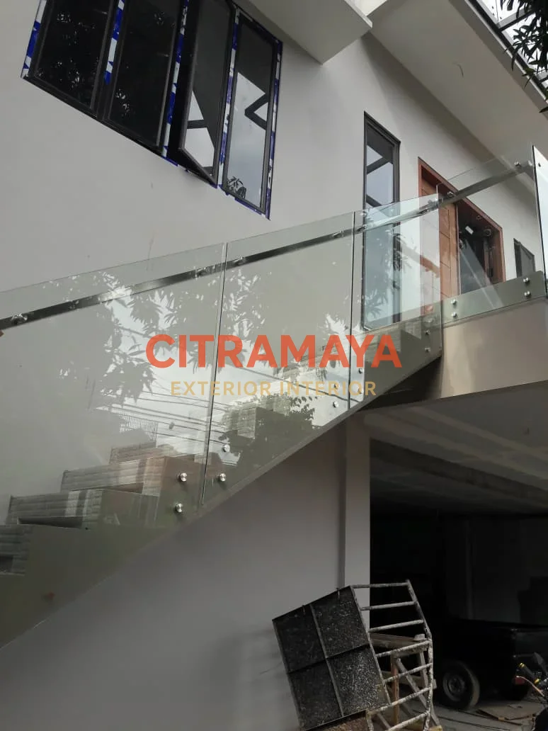 Keunggulan dan Kekurangan Railing Tangga Kaca: Perbandingan Lengkap Sebelum Anda Memilih