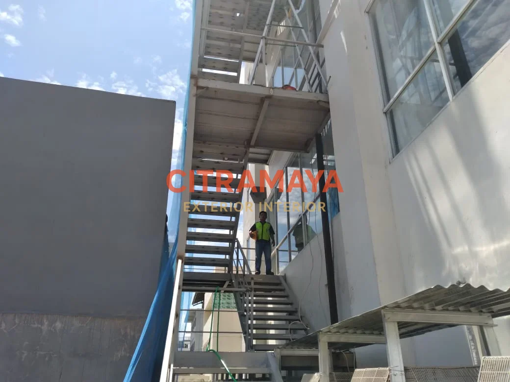 Tangga Darurat Gedung – Solusi Keamanan Evakuasi Standar Nasional & Internasional