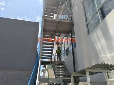 Tangga Darurat Gedung – Solusi Keamanan Evakuasi Standar Nasional & Internasional